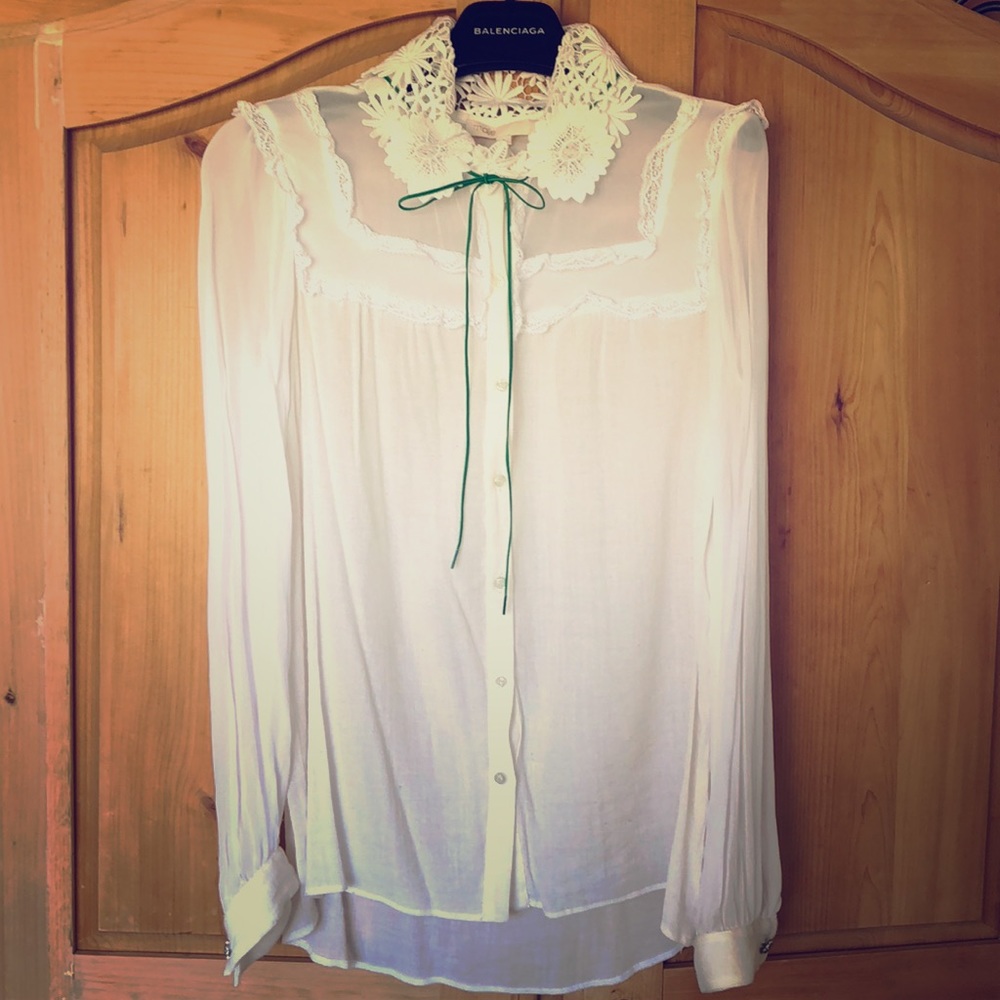 Beautiful Detailed’s top with flower embroidery